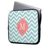 Mint & Coral Zigzags Muster Monogramm Laptopschutzhülle (Vorderseite Links)