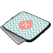 Mint & Coral Zigzags Muster Monogramm Laptopschutzhülle (Vorne Knopf)