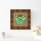 Mint Frosted Chocolate Cupcake, Fractal Background Quadratische Wanduhr (Zuhause)