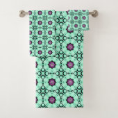 Mint green and purple geometric mandala pattern badhandtuch set (Insitu)