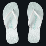 Mint Green Bridesmaid Hochzeit Flip Flops Badesandalen<br><div class="desc">Hübsche Hochzeitsfeier flackert mit einer Grafik eines minzgrünen Glitzer auf einem hellgrünen Hintergrund. Individueller Text ist für den Anzug Ihrer Hochzeitsbedürfnisse vollständig anpassbar.</div>