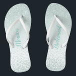 Mint Green Bridesmaid Hochzeit Flip Flops Badesandalen<br><div class="desc">Hübsche Hochzeitsfeier flackert mit einer Grafik eines minzgrünen Glitzer auf einem hellgrünen Hintergrund. Individueller Text ist für den Anzug Ihrer Hochzeitsbedürfnisse vollständig anpassbar.</div>