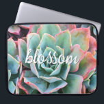 Mint Green Cactus succulent Foto Blossom Script Laptopschutzhülle<br><div class="desc">Kakteen gedeihen unter den härtesten Wüstenbedingungen. Genießen Sie die Kraft in diesem schönen, rosa gekachelten, minzgrünen, blühenden Kakteen-Foto, wenn Sie diesen einzigartigen, fotografischen Neopren-Laptop-Sleeve verwenden. Dieser Ärmel ist in drei Größen erhältlich: 15", 13" und 10". Ein tolles Geschenk für jemanden, der etwas Besonderes ist! Sie können leicht personalisieren diese neopren...</div>