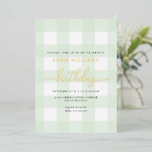 Mint Green Gingham Birthday Gold Foil Einladung (Stehend vorne)