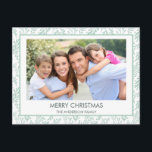Mint Green Leaf Muster Einfach Frohe Weihnachten<br><div class="desc">Mint Green Leaf Muster Einfache Frohe Weihnachtsfotokarte. Das Bild und der Familienname können auf dieser einfachen und eleganten Pastel Greenery Weihnachtsfotokarte ersetzt werden.</div>
