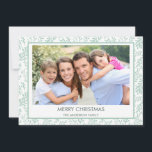 Mint Green Leaf Muster Einfach Frohe Weihnachten<br><div class="desc">Mint Green Leaf Muster Einfache Frohe Weihnachtsfotokarte. Das Bild und der Familienname können auf dieser einfachen und eleganten Pastel Greenery Weihnachtsfotokarte ersetzt werden.</div>