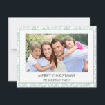 Mint Green Leaf Muster Einfach Frohe Weihnachten<br><div class="desc">Mint Green Leaf Muster Einfache Frohe Weihnachtsfotokarte. Das Bild und der Familienname können auf dieser einfachen und eleganten Pastel Greenery Weihnachtsfotokarte ersetzt werden.</div>