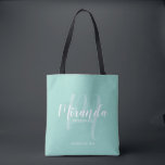 Mint Green Modern Script Personalisiert Bridesmaie Tasche<br><div class="desc">Fügen Sie Ihrer Hochzeit eine persönliche Touch mit personalisierten Brautmeistern Geschenktüte hinzu. Diese Tote-Tasche zeigt den personalisierten Namen der Brautjungfrau in der modernen Schrift-Schriftart-Stil und Monogramm in hellgrün modernen Drehbuch-Schriftart-Stil als Hintergrund mit Titel und Hochzeit Datum in weiß modernen sans Serif Schriftart Stil auf mint grüne Hintergrund. Auch perfekt für...</div>