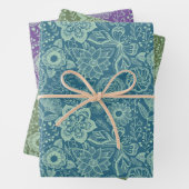 Mint-grüne Blütenlackierung in drei Hintergrundfar Geschenkpapier Set (Beispiel)