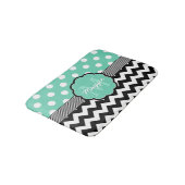 Mint Polka Dots Black Zickzack Monogram Badematte (Schrägansicht)