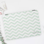 Mint Zig Zag Personalisierter Name iPad Mini Hülle<br><div class="desc">Maßgeschneiderte iPad-Abdeckung mit pastellfarbenem Minzack/Zickzack Muster mit personalisiertem Namen/Monogramm.</div>