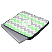 Mintgrün-graues Chevron-Muster-Monogramm Laptopschutzhülle (Vorne Knopf)