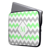 Mintgrün-graues Chevron-Muster-Monogramm Laptopschutzhülle (Vorderseite Links)