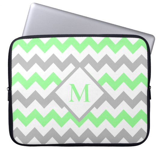Mintgrün-graues Chevron-Muster-Monogramm Laptopschutzhülle (Vorderseite)