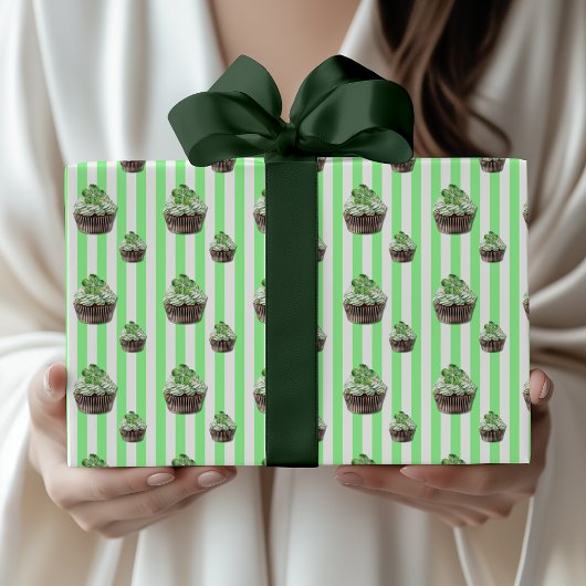 Mintgrüne gestreifte Kleeblatt-Cupcake-St.-Patrick Geschenkpapier