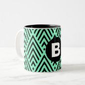 Mintgrüner trendiger Chevron-Muster-Monogramm Zweifarbige Tasse (Vorderseite Links)
