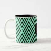 Mintgrüner trendiger Chevron-Muster-Monogramm Zweifarbige Tasse (Links)