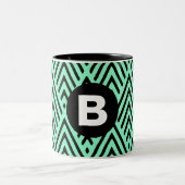 Mintgrüner trendiger Chevron-Muster-Monogramm Zweifarbige Tasse (Mittel)