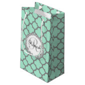 Minze Green Gray Quatrefolienname Mit Monogramm La Kleine Geschenktüte (Rückseite Schrägansicht)