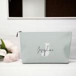 Minze Green Moderne Minimalistisch Mit Monogramm Zubehörtasche<br><div class="desc">Modernes,  Minimalistisches Mit Monogramm Design.</div>