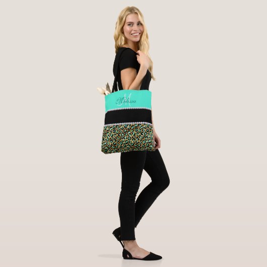 Minze, grün und schwarz Leopard Mit Monogramm Tasche (Am Model)