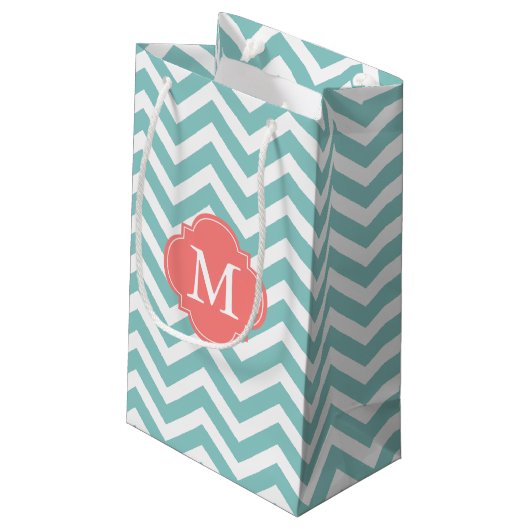 Minze und Coral Zigzag Muster Monogram Kleine Geschenktüte (Rückseite Schrägansicht)