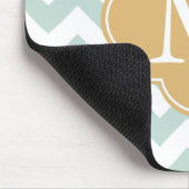 Minze und Gold Modernes Zickzack Monogramm Mousepad (Ecke)