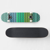 Minze und grünes Zickzack Zigzag Stripmuster Skateboard (Horizontal)