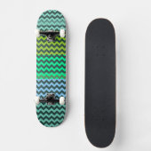 Minze und grünes Zickzack Zigzag Stripmuster Skateboard (Vorderseite)