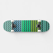 Minze und grünes Zickzack Zigzag Stripmuster Skateboard (Horizontal)