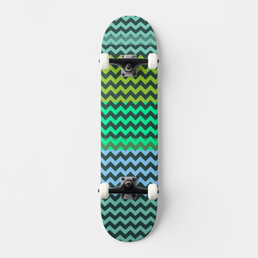 Minze und grünes Zickzack Zigzag Stripmuster Skateboard (Vorderseite)