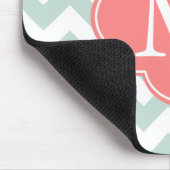 Minze und Korallen Modernes Zickzack Monogramm Mousepad (Ecke)