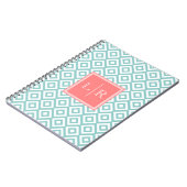 Minze und Korallendiamanten Muster Mit Monogramm Notizblock (Linke Seite)