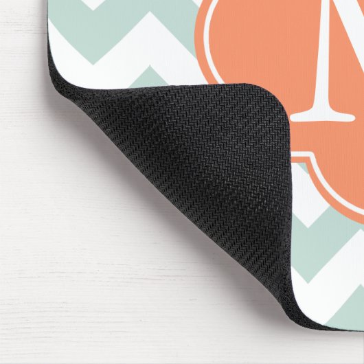 Minze und Orange Moderne Zickzack Monogramm Mousepad (Ecke)
