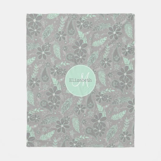 minzgraues boho-Blumenfedern-Muster mit Monogramm Fleecedecke (Vorderseite)