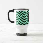 Minzgrünes trendiges Chevron-Muster-Monogramm Reisebecher (Links)