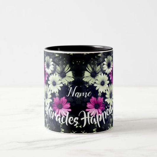 Miracles Happen Daisis Inspiration Personalisiert Zweifarbige Tasse (Mittel)