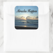 MIRACLES HAPPEN QUADRATISCHER AUFKLEBER (Tasche)