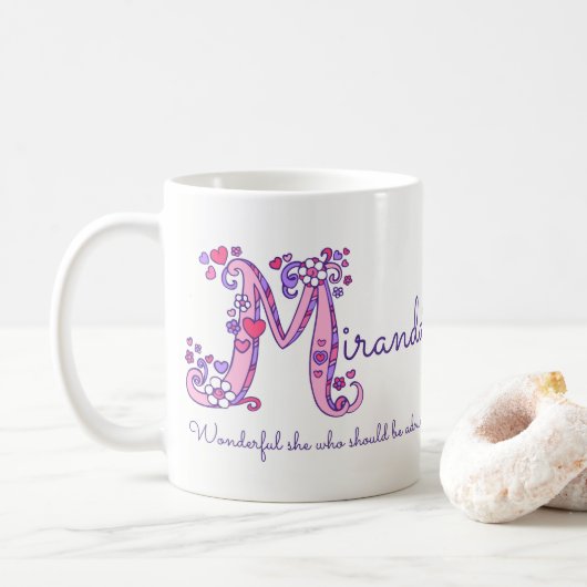 Miranda Name bedeutet Herz-Blume M Monogramm Tasse (Mit Donut)