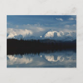 Mirror Lake Horizon mit Forest & Snowy Mountains Postkarte (Vorderseite)