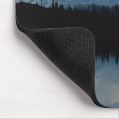 Mirror See-Horizont mit Wald u. Snowy-Bergen Mousepad (Ecke)