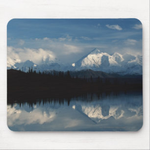 Mirror See-Horizont mit Wald u. Snowy-Bergen Mousepad