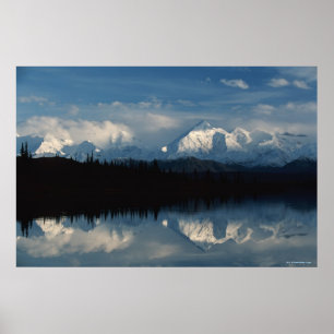 Mirror See-Horizont mit Wald u. Snowy-Bergen Poster