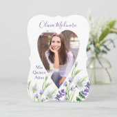 Mis Quince Anos Foto Lila Blumenquinceanera Einladung (Stehend Vorderseite)