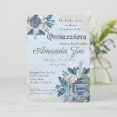 Mis Quince Dusty Blue Floral Einladung (Stehend Vorderseite)