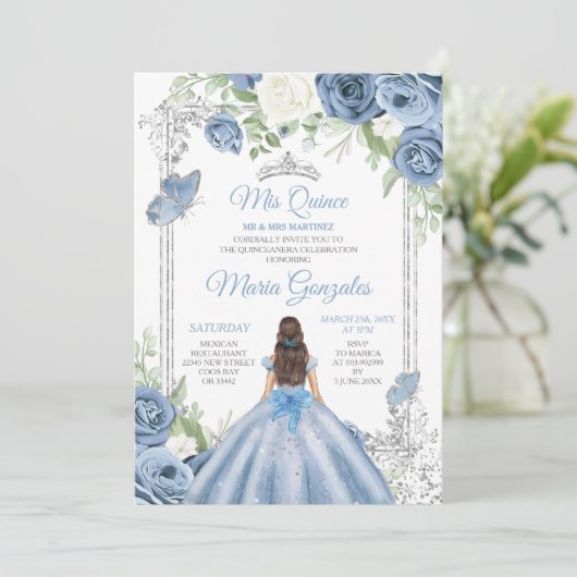 Mis Quince Dusty Blue & Silver Floral Quinceañera Einladung (Stehend Vorderseite)