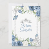 Mis Quince Dusty Blue & Silver Floral Quinceañera Einladung (Rückseite)