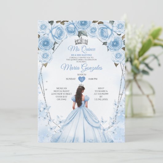 Mis Quince Powder Blaue Blumenkrone Quinceañera Einladung (Stehend Vorderseite)