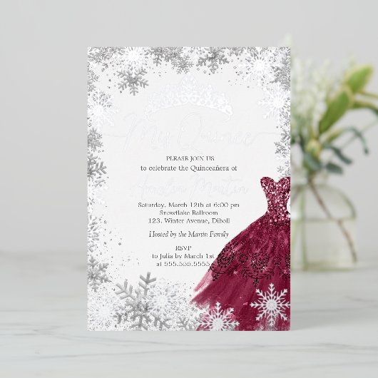 Mis Quince Snowflake Burgundy Quinceanera Folieneinladung (Stehend vorne)