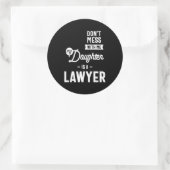 Misch dich nicht mit mir, meine Tochter ist Anwält Runder Aufkleber (Tasche)